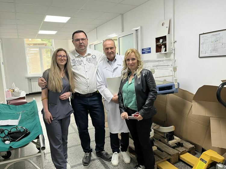 Лекар от Пловдив, който работи в Германия, дари апаратура за бебета на болницата в Мадан