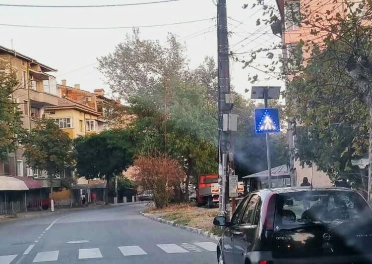 Знаци със светлинен сигнал обозначават пешеходните пътеки в Асеновград
