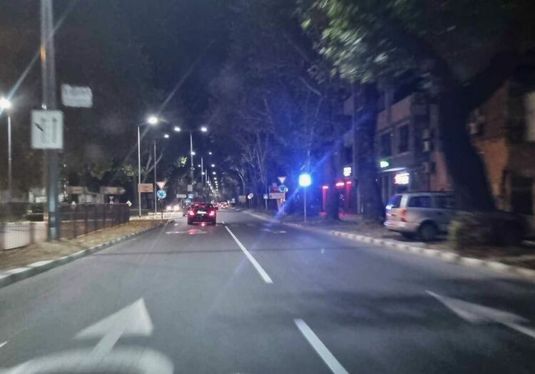 Знаци със светлинен сигнал обозначават пешеходните пътеки в Асеновград