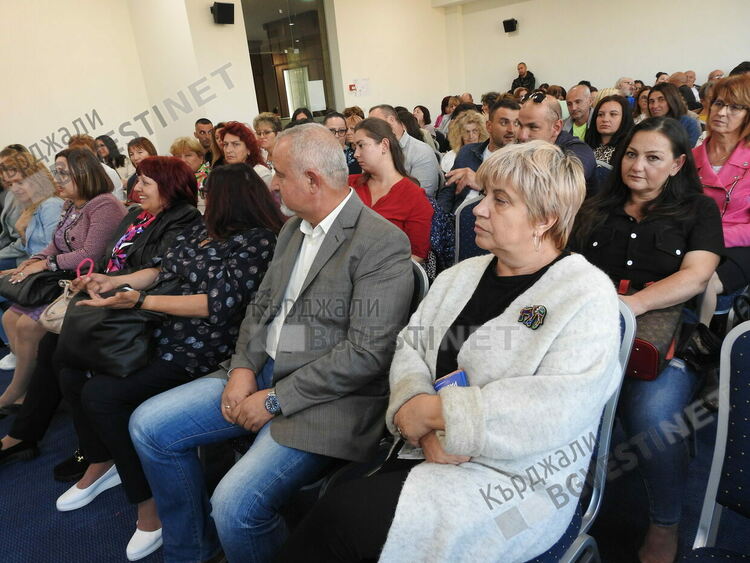   ГЕРБ пред педагози в Кърджали: Образованието е основен приоритет за нас,не делим училищата на общински и държавни