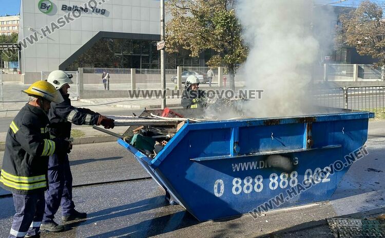 Контейнер за строителни отпадъци се подпали в движение по бул."Васил Левски"