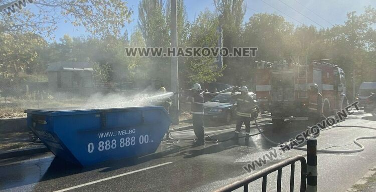 Контейнер за строителни отпадъци се подпали в движение по бул."Васил Левски"