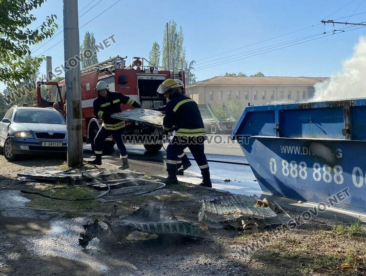 Контейнер за строителни отпадъци се подпали в движение по бул."Васил Левски"