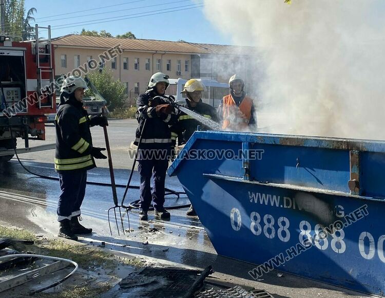 Контейнер за строителни отпадъци се подпали в движение по бул."Васил Левски"