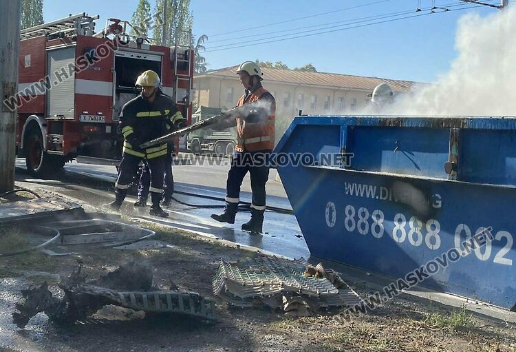 Контейнер за строителни отпадъци се подпали в движение по бул."Васил Левски"