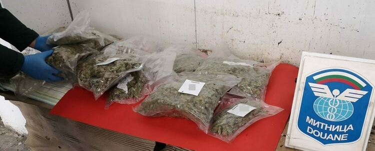 16 месеца затвор и 50 000 лв. глоба за мъж, задържан с 5 кг марихуана в резервна гума