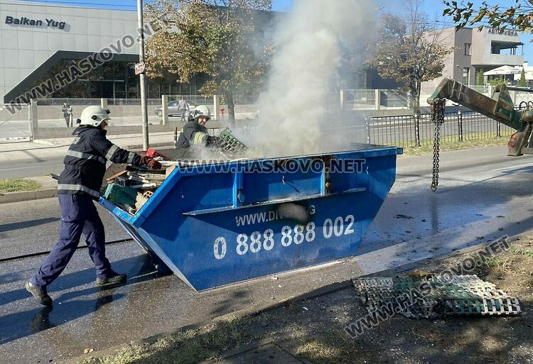 Контейнер за строителни отпадъци се подпали в движение по бул."Васил Левски"