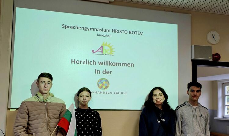 Младши посланици на ЕП от Езиковата гимназия са на визита в Хамбург