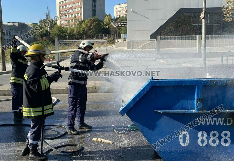 Контейнер за строителни отпадъци се подпали в движение по бул."Васил Левски"