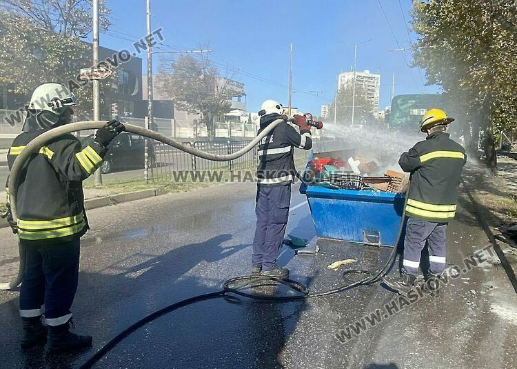 Контейнер за строителни отпадъци се подпали в движение по бул."Васил Левски"