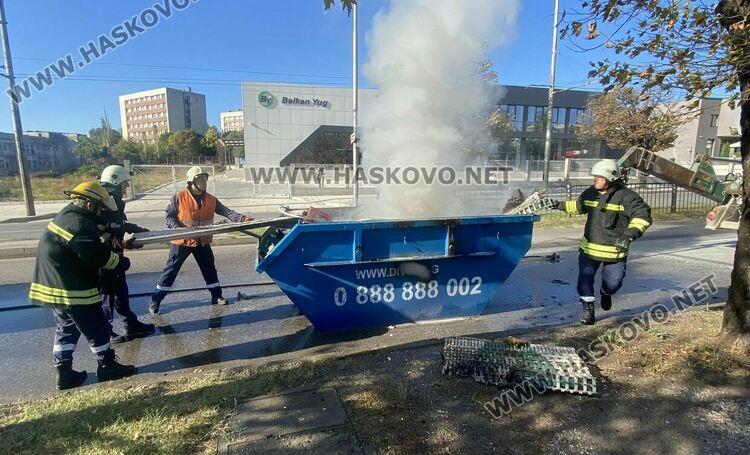 Контейнер за строителни отпадъци се подпали в движение по бул."Васил Левски"