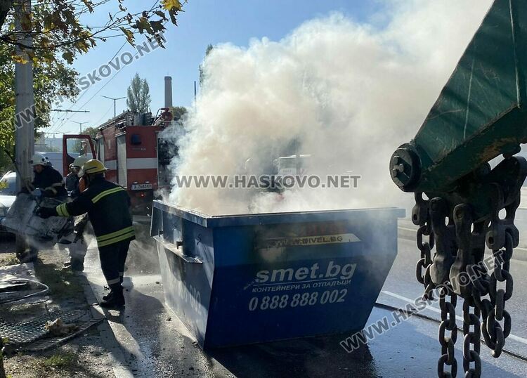 Контейнер за строителни отпадъци се подпали в движение по бул."Васил Левски"
