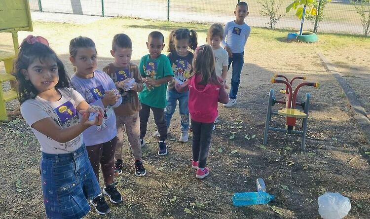 Децата от училище „Паисий“ в Хасково и от с.Стамболийски събират ненужните бутилки в Шишеяди