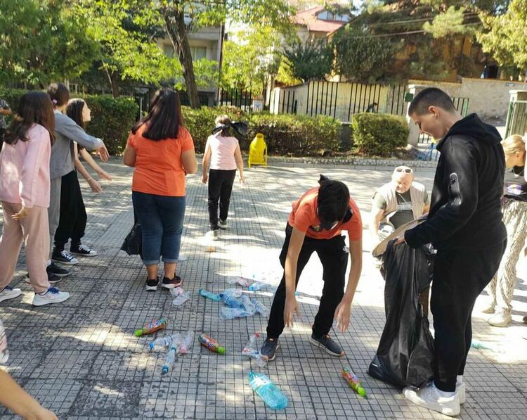Децата от училище „Паисий“ в Хасково и от с.Стамболийски събират ненужните бутилки в Шишеяди