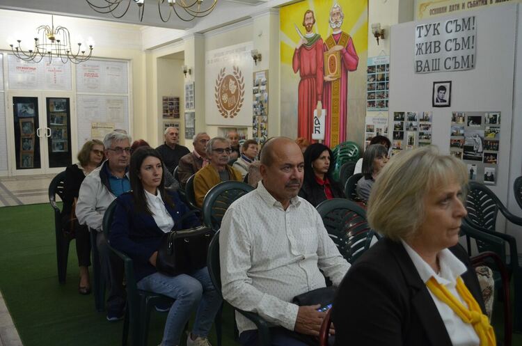 Бардът Димитър Христов пя свои стихове пред първомайска публика