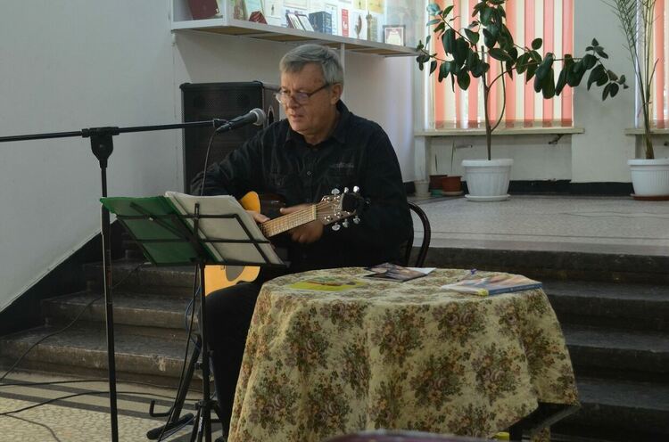 Бардът Димитър Христов пя свои стихове пред първомайска публика