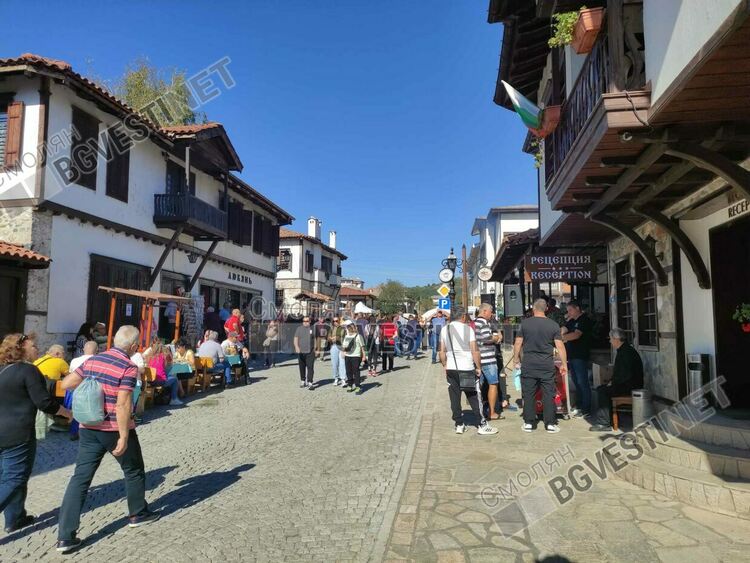 Десетки хора от цялата страна се веселиха в Златоград с балканска скара и музика /галерия/