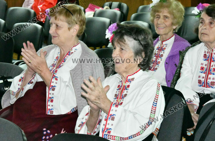 Изпълнители от 5 до 90 г. на фолклорния фестивал „С песните на Тодор Кожухаров“ в Хасково