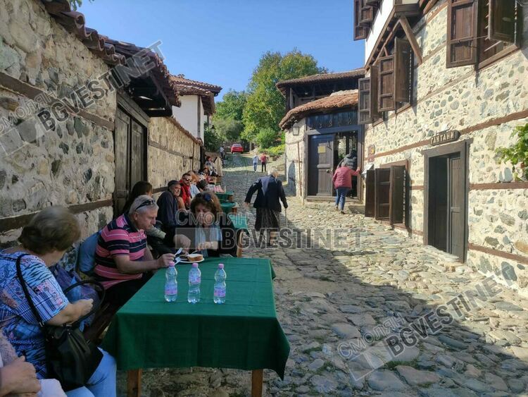 Десетки хора от цялата страна се веселиха в Златоград с балканска скара и музика /галерия/