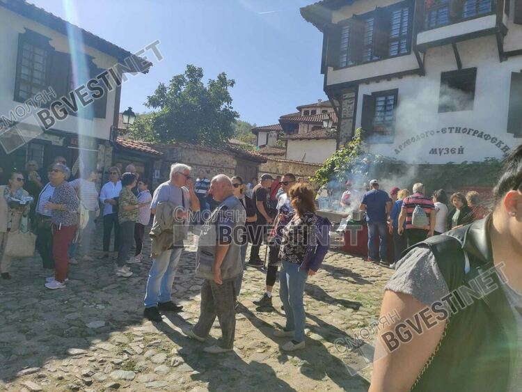 Десетки хора от цялата страна се веселиха в Златоград с балканска скара и музика /галерия/