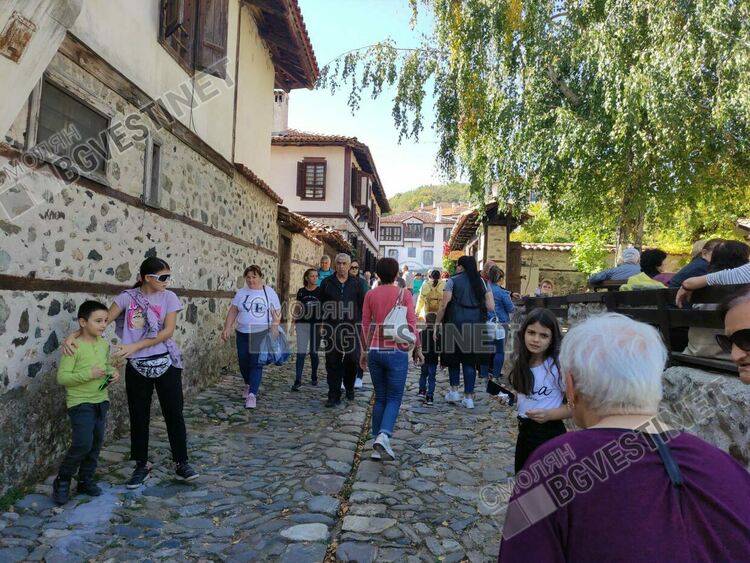 Десетки хора от цялата страна се веселиха в Златоград с балканска скара и музика /галерия/