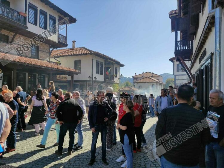 Десетки хора от цялата страна се веселиха в Златоград с балканска скара и музика /галерия/