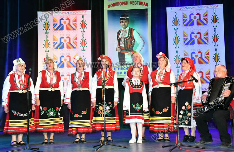 Изпълнители от 5 до 90 г. на фолклорния фестивал „С песните на Тодор Кожухаров“ в Хасково