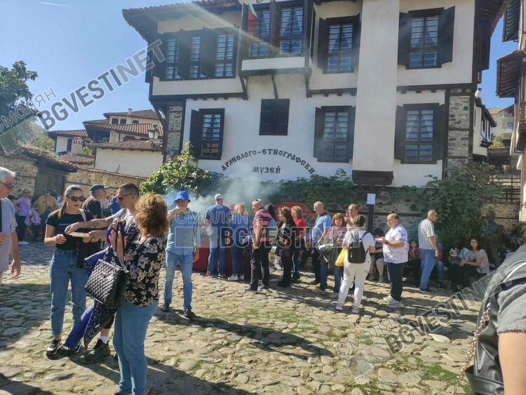 Десетки хора от цялата страна се веселиха в Златоград с балканска скара и музика /галерия/