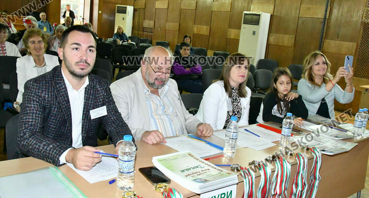 Изпълнители от 5 до 90 г. на фолклорния фестивал „С песните на Тодор Кожухаров“ в Хасково