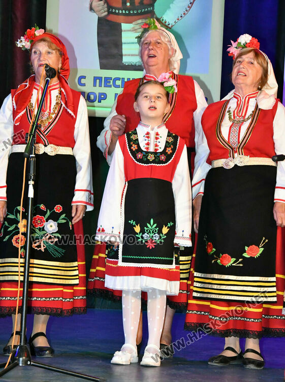 Изпълнители от 5 до 90 г. на фолклорния фестивал „С песните на Тодор Кожухаров“ в Хасково