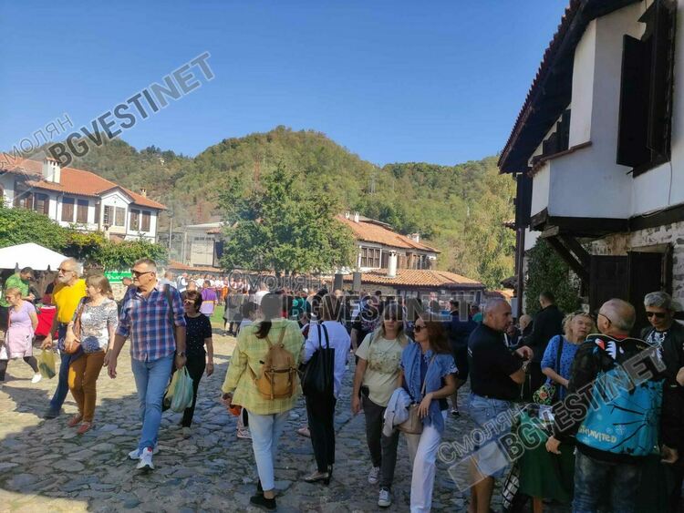 Десетки хора от цялата страна се веселиха в Златоград с балканска скара и музика /галерия/