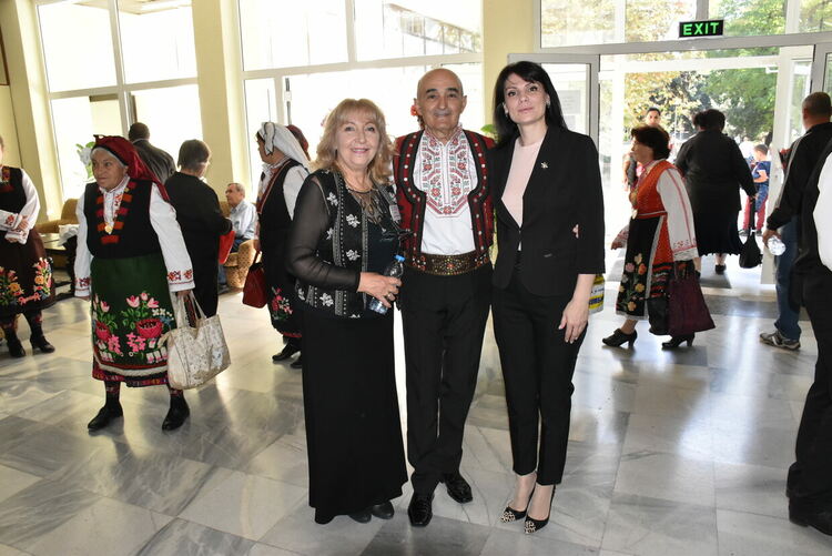 Изпълнители от 5 до 90 г. на фолклорния фестивал „С песните на Тодор Кожухаров“ в Хасково