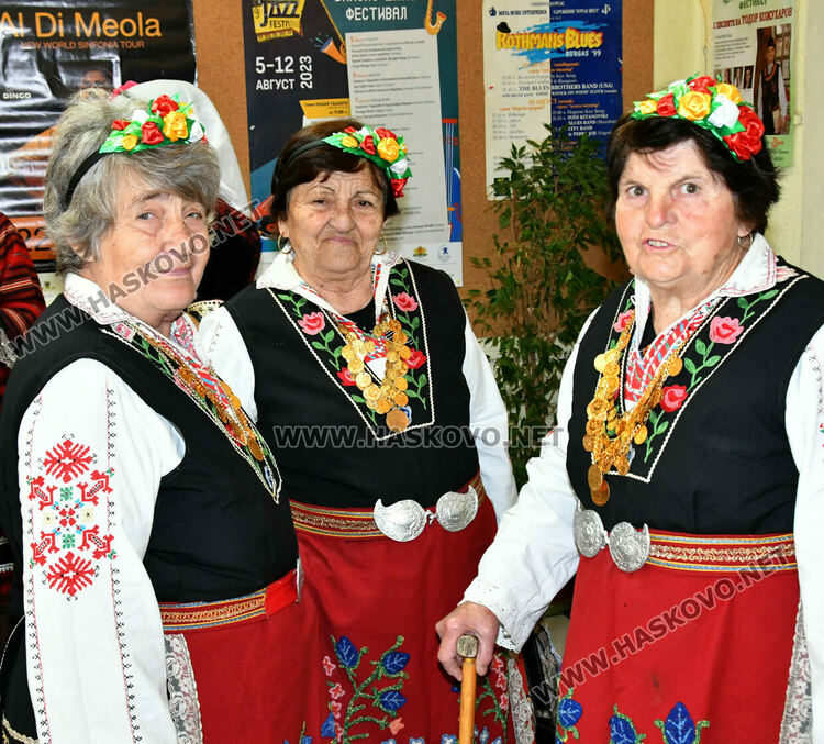 Изпълнители от 5 до 90 г. на фолклорния фестивал „С песните на Тодор Кожухаров“ в Хасково