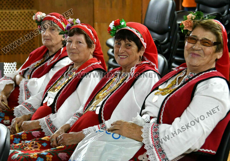 Изпълнители от 5 до 90 г. на фолклорния фестивал „С песните на Тодор Кожухаров“ в Хасково