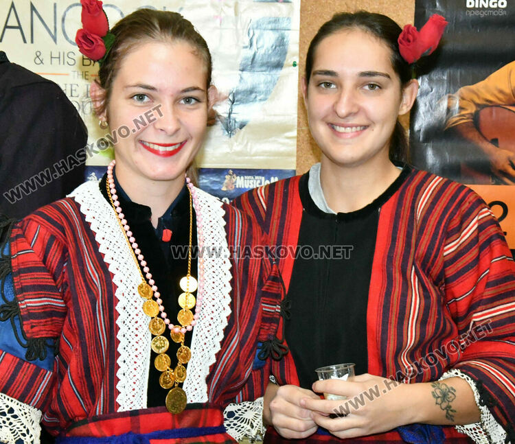 Изпълнители от 5 до 90 г. на фолклорния фестивал „С песните на Тодор Кожухаров“ в Хасково