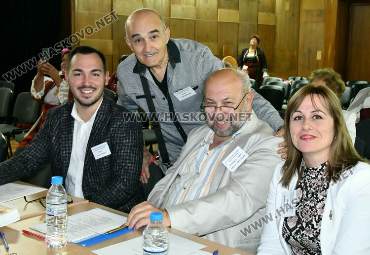 Изпълнители от 5 до 90 г. на фолклорния фестивал „С песните на Тодор Кожухаров“ в Хасково