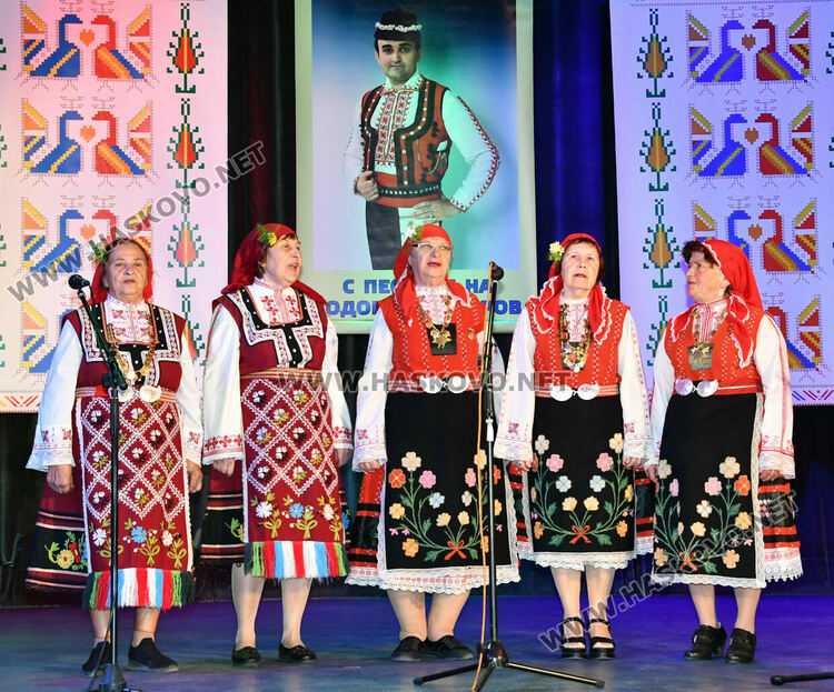 Изпълнители от 5 до 90 г. на фолклорния фестивал „С песните на Тодор Кожухаров“ в Хасково