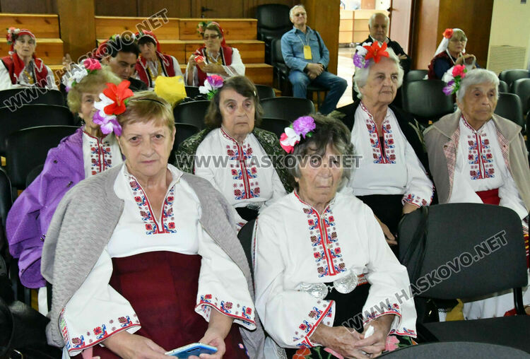 Изпълнители от 5 до 90 г. на фолклорния фестивал „С песните на Тодор Кожухаров“ в Хасково