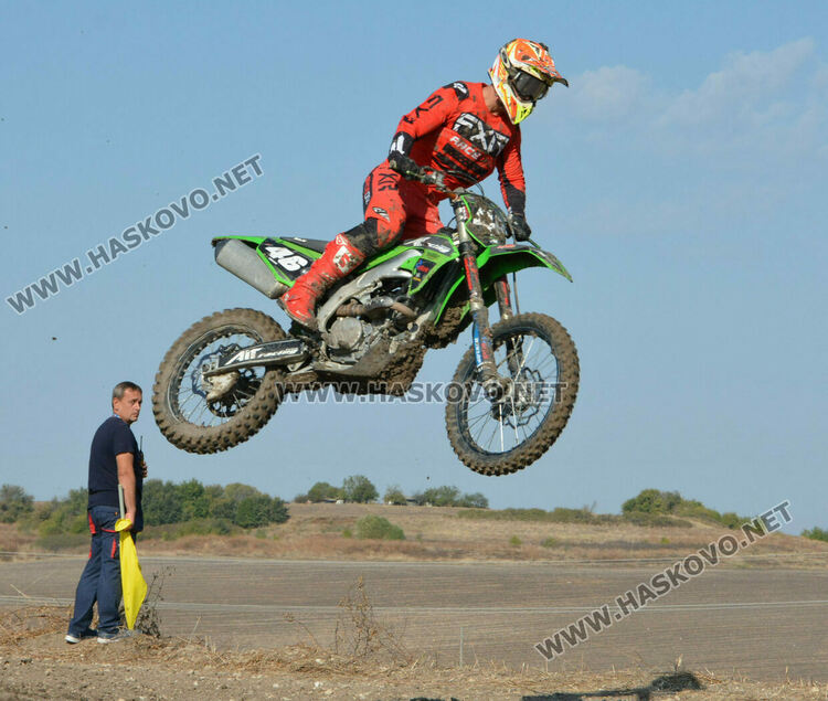 Близо 100 състезатели по мотокрос стартираха за Купа България 