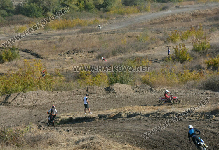 Близо 100 състезатели по мотокрос стартираха за Купа България 