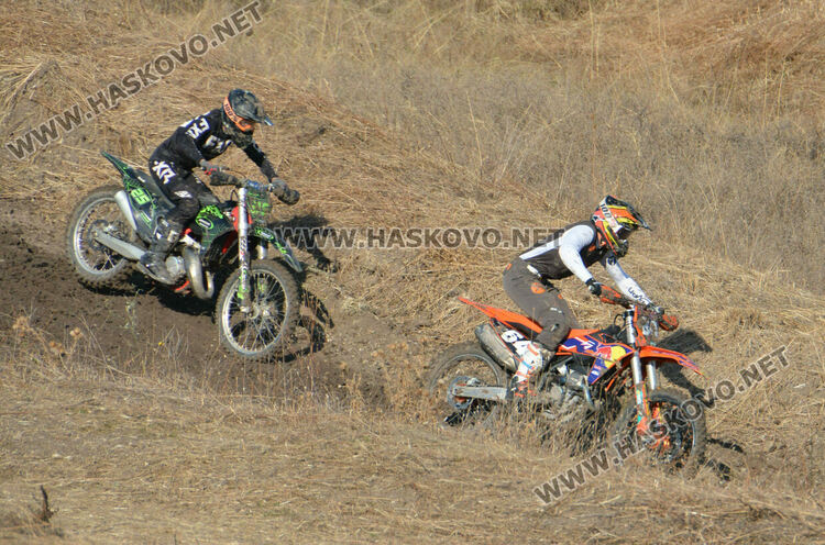 Близо 100 състезатели по мотокрос стартираха за Купа България 