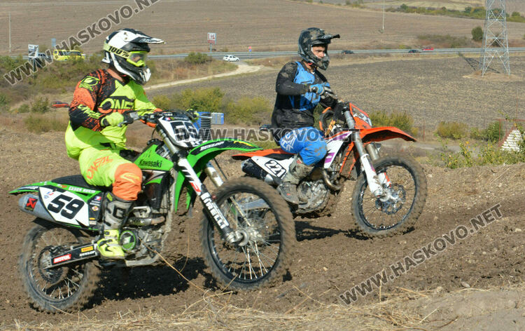 Близо 100 състезатели по мотокрос стартираха за Купа България 