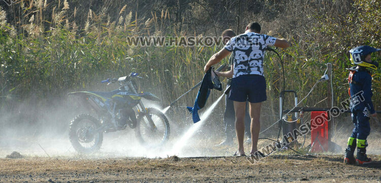 Близо 100 състезатели по мотокрос стартираха за Купа България 