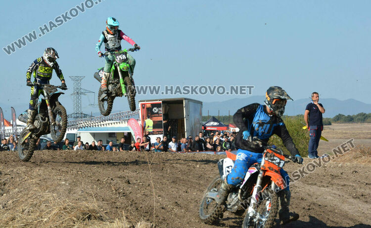 Близо 100 състезатели по мотокрос стартираха за Купа България 