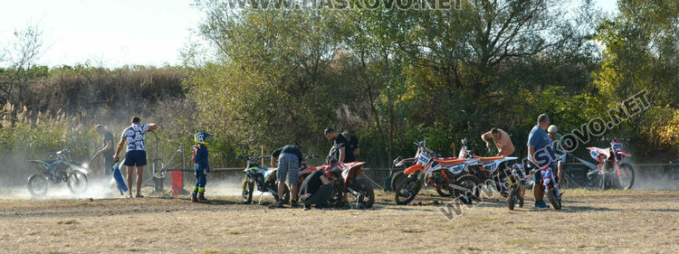 Близо 100 състезатели по мотокрос стартираха за Купа България 