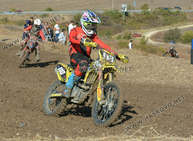 Близо 100 състезатели по мотокрос стартираха за Купа България 