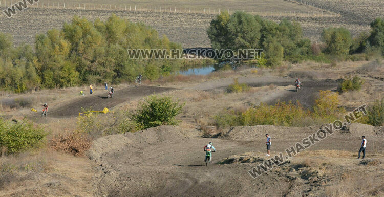Близо 100 състезатели по мотокрос стартираха за Купа България 