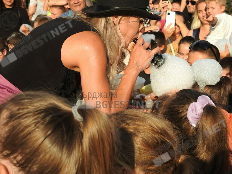 Никола Чанев дари шоуто Големите сапунени балони на децата на Кърджали