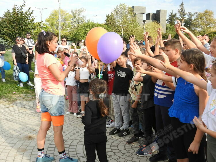 Никола Чанев дари шоуто Големите сапунени балони на децата на Кърджали