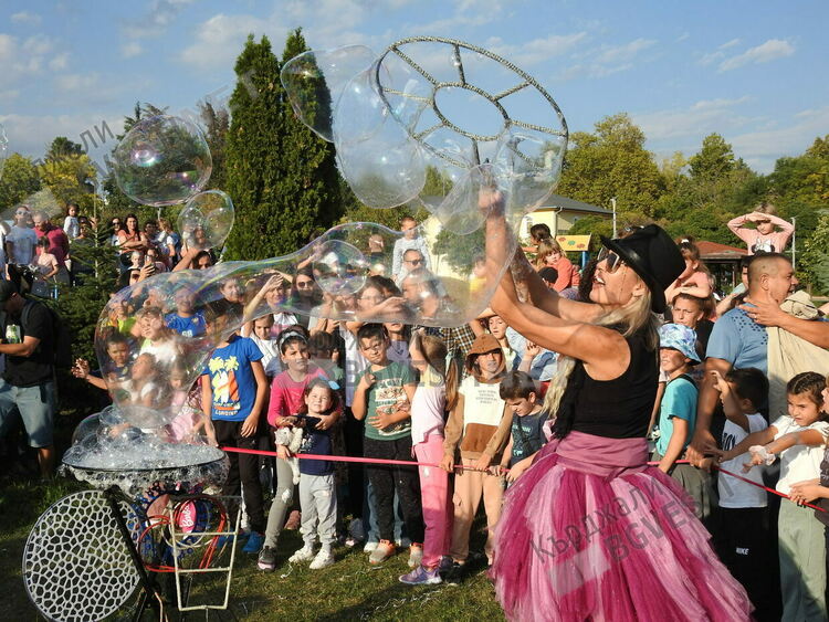 Никола Чанев дари шоуто Големите сапунени балони на децата на Кърджали